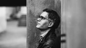 Braskén är en ledande forskare inom fältet för antifascismens globala historia. En svartvit bild av en man med glasögon i profil.