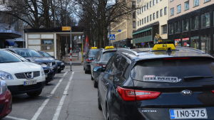 Hur ser aktörerna ut vid taxistolpen? Taxibilar vid stolpen utanför Posten i Vasa.