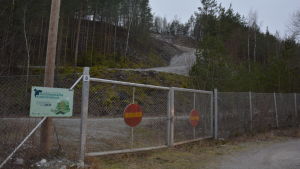 Via den här porten kommer besökarna till motionstrappan. Port vid industriområde.