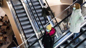 Huvudstadsregionens invånare uppmanas bland annat undvika platser där det rör sig mycket folk. Människor i munskydd i köpcentret Tripla 7.12.2020.