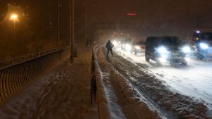 På trafikleder har bilförare suttit i timtal då snön har avbrutit färden. Trafik på en snöig trafikled.
