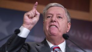 Den republikanske senatorn Lindsay Graham var en av dem som tog avstånd från Trump och hans anklagelser om valfusk först efter stormningen av Capitolium. En man syns i närbild, endast hans ansikte och högerhand syns. Han hötter med handen och ser ilsken ut. Han har grått hår och grå kavaj, hans tänder syns.