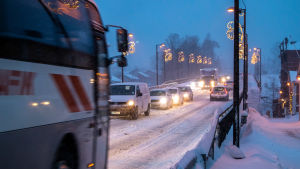 Under snöstormen fokuserade staden på att hålla huvudlederna farbara. Snöyra i trafiken.