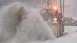 Det snöade så kraftigt att plogbilarna hade svårt att hänga med. Traktor plogar snö i centrum.