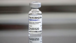 300 000 doser av det ryska vaccinet har exporterats till Argentina. En liten glasflaska med vaccinlösning. På flaskan finns en etikett med text på ryska.