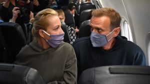 Med på flyget är också Navalnyjs fru Julija. Aleksej Navalnyj ombord på ett flygplan 17 januari 2021 tillsammans med sin fru Yulia. De tittar på varanda.