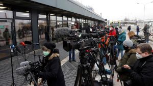 Navalnyjs avfärd från Berlin lockade också många journalister och fotografer till flygplatsen. Journalister utanför flygfält i Berlin.
