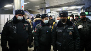 Rysk polis finns redan på plats på Vnukovo-flygplatsen i Moskva. Rysk polis på plats vid Vnukovo-flygplats i Moskva.