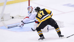 Pittsburghs Sidney Crosby överlistar Washingtons målvakt Vitek Vanecek och avgör matchen. Pittsburghs Sidney Crosby överlistar Washingtons målvakt Vitek Vanecek och avgör matchen.
