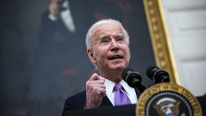USA står nu inför den svåraste fasen av coronapandemin. Saker och ting kommer att bli värre innan de blir bättre, sa Biden under torsdagens presskonferens. Joe Biden står vid ett podium och talar.