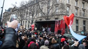 Demonstrationerna runtom i landet lockade över 30 000 människor. Människor protesterar i Paris.