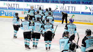 Spelarna i Pelicans firar segern mot HPK. Spelarna i Pelicans firar segern mot HPK.