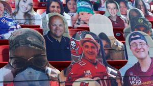 Pappfigurer på läktarna. Människor i papp på läktare under Super Bowl 7.2.2021.