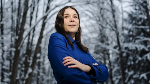 Tiina Ahva från Blå framtid är både borgmästarkandidat i Helsingfors och vice ordförande för partiet Sinisen tulevaisuuden Tiina Ahva valokuvattiin Keskuspuistossa helmikuun 2021 alussa.