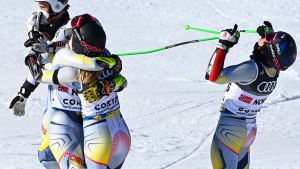 Fabian Wilkens Solheim firar med lagkamrater.