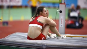 Ella Junnila hoppade över 190 och tog FM-guld men var inte nöjd med sin tävling. Ella Junnila sitter på hoppmadrassen.