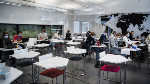 Abiturienter i Kulosaaren yhteiskoulu i Helsingfors förbereder sig inför studentskrivningarna, som inleds den 16 mars. Kulosaaren yhteiskoulun abit tekivät preliminäärikoetta 19. helmikuuta.