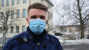 Rikard Lindroos säger att polisen inte behöver vara en som fångar bovar utan också kan vara den som fångar upp unga innan de begår brott. Manlig polis med munskydd