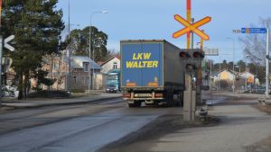 Infarten och utfarten till Hangö centrum och Hangö hamn går längs Sandövägen och vidare till Korsmansgatan. Plankorsning över järnväg