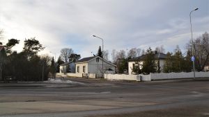 I fall man väljer att bygga en bro i alla fall, så kanske trafiken till Märsgatan styrs in via Hantverkaregatan från Sandövägen. Avtaget ligger mittemot en kallmack. Korsning i Hangö norra