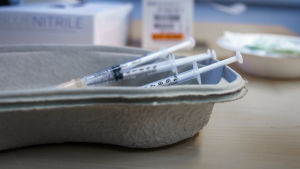 De som skulle boka tid för vaccinering i början av februari tvingades köa extra länge. Injektionssprutor med coronavaccin redo att användas.