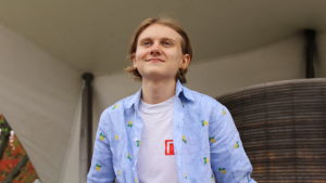 Arne Linna säger att coronapandemin har påverkat hela året som abiturient avsevärt. Bland annat kändes det väldigt synd att bänkskuddardagen inhiberades. Arne Linna iklädd en ljusblå skjorta.