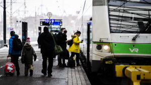 Även om tågen är ganska tomma behöver du betala extra för att garantera avstånd till andra. Helsingin keskustassa oli 13. maaliskuuta rauhallista, ja moni käytti kasvomaskia.