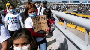 Migranter i mexikanska Tijuana demonstrerar och vädjar till president Joe Biden. Migranter håller upp plakat och vädjar till Joe Biden om att få komma in till USA.
