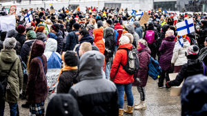 Under den gångna helgen samlades cirka 400 personer på Medborgartorget i Helsingfors för att demonstrera mot coronarestriktionerna. En person greps utanför riksdagshuset. Mielenosoittajia kansalaistorilla Helsingissä.