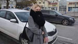 Cia Jönsson har helt slutat äta mjölkprodukter. Ljushårig kvinna på parkering.