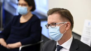 I utkastet finns regler för vad som är tillåtet. Att köpa prydnadssaker är inte tillåtet, men däremot att göra matinköp, säger understatssekreterare Timo Lankinen Timo Lankinen