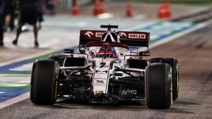 Kimi Räikkönen blev av med framvingen under det andra träningspasset. Kimi Räikkönen kör utan framvinge.