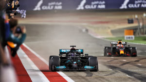 Det blev en stenhård fajt ända in till mållinjen mellan Hamilton och Verstappen. Hamilton och Verstappen kör mot varandra i Bahrain.