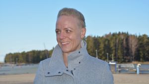 Eira Salo önskar att det fanns ett bredare utbud av tomter att välja mellan om man vill bygga eget hus. Kvinna i småbåtshamn