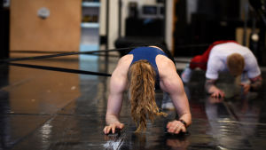 Hulkko och Rantala sporrar varandra genom hela fyspasset. Ida Hulkko tränar på gym i Tammerfors med sin fysiktränare Lasse Rantala.