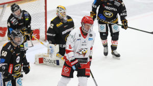 Olavi Vauhkonen gjorde Sports enda mål. Olavi Vauhkonen framför Kärpäts mål.