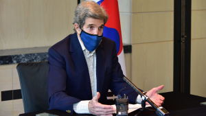 USA:s klimatsändebud John Kerry talade till pressen i Sydkorea efter sitt möte med Kinas klimatsändebud Xie Zhenhua i Shanghai. USA:s klimatsändebud John Kerry på besök i Sydkorea. Han har ett blått muskydd på sig och talar i mikrofon. Bakom honom syns Sydkoreas flagga.