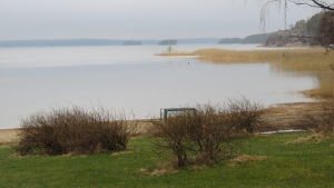Den här utsikten missar alla som kör förbi gamla Bromarfhemmet. Stranden har röjts upp och det har körts ner åtskilliga lastbilslass med sand för att fixa till en fin strand. Bilden är tagen en disig aprilmorgon när regnet hängde i luften. Vy från strand över spelblankt hav. Disig morgon i mitten av april.