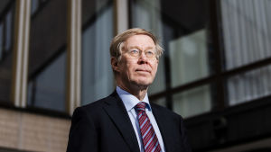 Heikki Halila anser att deltagarna i realityserier omfattas av ett arbetsavtal, trots att produktionsbolagen inte vidkänns det. Professori Heikki Halila kuvattiin Porthanialla.