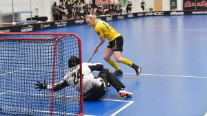 Ella Sundström var säker i strafftävlingen. Ella Sundström gör en straffint.