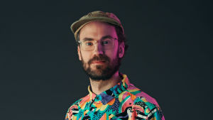 Axel bidrar gärna med fakta du kan ha nytta av i nästa pubquiz. porträttbild av axel brink. han bär en färgrann skjorta med djungeldjur på och har skägg och glasögon och keps