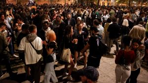 Upphävandet av utegångsförbudet mottogs med rop applåder och musik i Barcelona. Människor firar uppluckrade restriktioner på gatan i Barcelona.