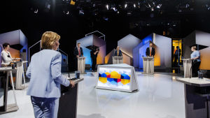 Debattledarna fick jobba hårt med att hålla partiledarna kortfattade under gårdagens diskussion. Yhdeksän eduskuntapuolueen puheenjohtajaa kohtasi Ylen suuressa kuntavaalikeskustelussa 11. toukokuuta Pasilassa.