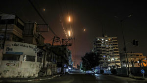 Hamas säger sig ha avfyrat hundratals raketer mot Israel. Bilden är tagen i Gaza. Raketer avfyras mot Israel från Gaza.