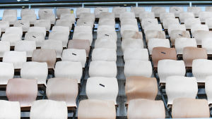 Andra klubbar behöver inte tänka som HJK. Eget ansvar betonas. Tölö fotbollsstadions läktare. En del platser är markerade med svart tusch.