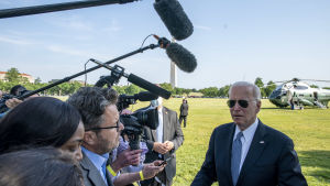 Biden vill att coronavirusets ursprung utreds grundligt. Joe Biden puhuu toimittajille Valkoisen talon nurmella.