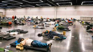 Människor flyr undan värmen till så kallade nedkylningscenter. Den här bilden är tagen i Oregon i USA som också drabbats av värmeböljan. Personer sover i ett nedkylningscenter som upprättats med anledning av värmeböljan i Nordamerika.