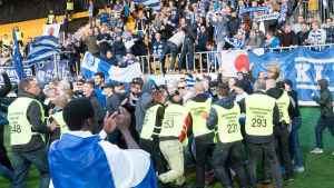 Stökigt mellan ordningsvakter och HJK-fans. Stökigt mellan ordningsvakter och HJK-fans på cupfinalen 2017.