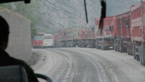 En aldrig sinande ström av lastbilar fraktar kol från gruvor i inlandet till de dynamiska kustlandskapen. Också den här transporten bidrar till miljöförstöringen. En aldrig sinande ström av lastbilar fraktar kol från gruvor i inlandet till de dynamiska kustlandskapen. Också den här transporten bidrar till miljöförstöringen.