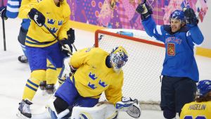 Olli Jokinens glädje blev kortvarig. Olli Jokinen firar mål mot Sverige.
